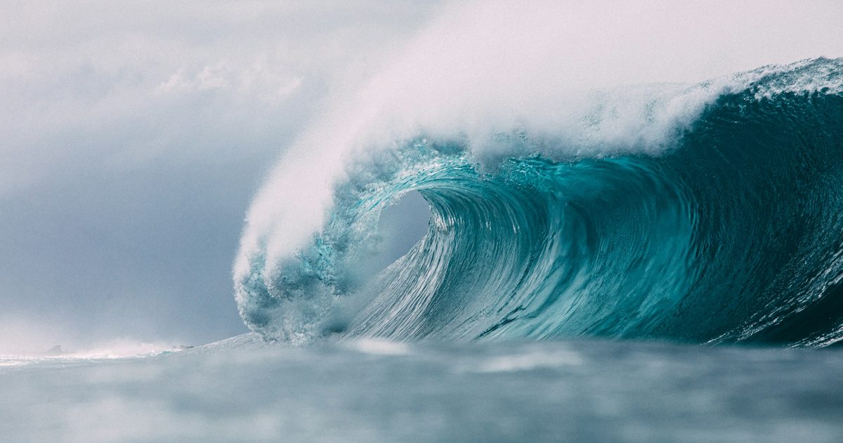 Spray blowing back off the top of a breaking wave